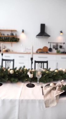 Noel ağacı dalları, toplar ve çelenklerle süslenmiş Noel masası. Noel, kış, yeni yıl konsepti.