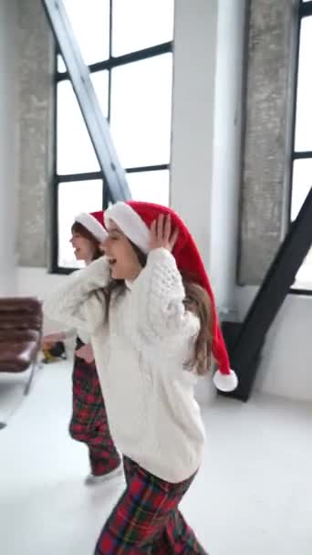 Genç Kadınlar Noel Ağacına Koşar Yakındaki Hediyelerle Sevinirler — Stok video