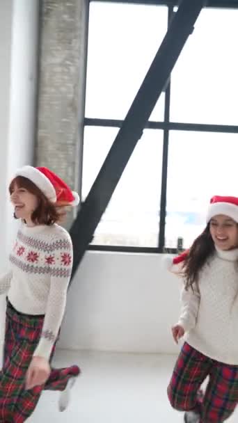 若い女性がクリスマスツリーに駆けつけて近くの贈り物を喜ぶ — ストック動画