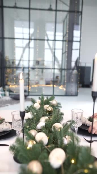 Χριστουγεννιάτικο Τραπέζι Διακοσμημένο Κλαδιά Χριστουγεννιάτικου Δέντρου Μπάλες Και Γιρλάντα Χριστούγεννα — Αρχείο Βίντεο