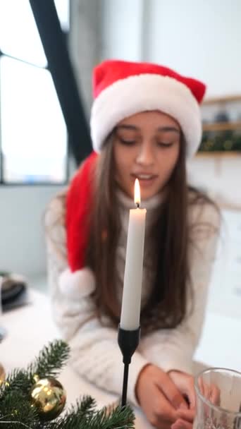 Vänlig Kvinna Bär Festlig Röd Santa Hatt Blåser Ett Ljus — Stockvideo