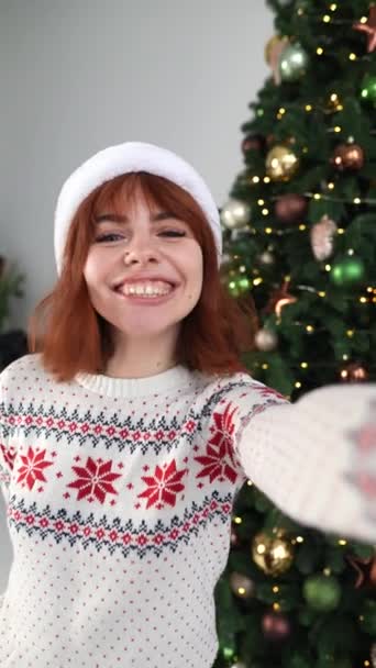 Noel Baba Şapkalı Genç Güzel Bir Blog Yazarı Telefon Kullanarak — Stok video