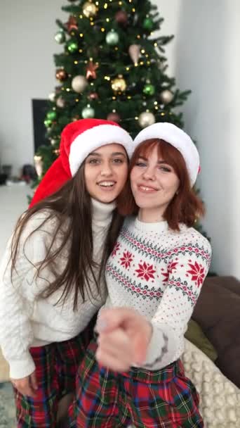 Młoda Piękna Blogerka Jej Przyjaciółka Życzą Wszystkim Szczęśliwego Nowego Roku — Wideo stockowe
