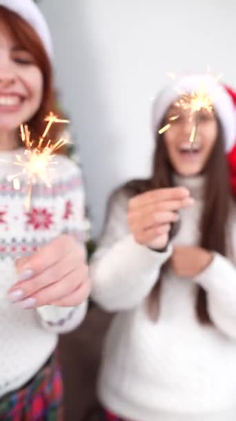Duas Meninas Incendiaram Faíscas Celebram Ano Novo Juntas — Vídeo de Stock