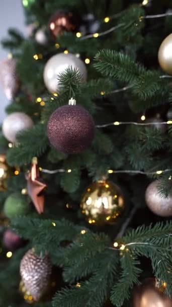 Zavřít Vánoční Stromeček Dekoracemi — Stock video