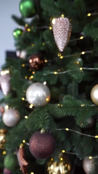 Cerrar Árbol Navidad Con Decoraciones — Vídeo de stock