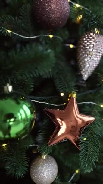 Weihnachtsbaum Aus Nächster Nähe Mit Dekoration — Stockvideo