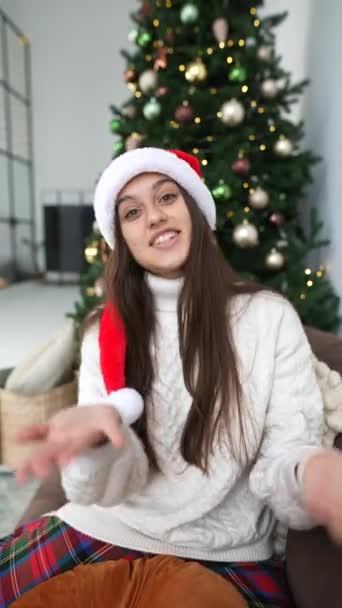 Mladý Krásný Blogger Klobouku Santa Claus Přeje Všem Šťastný Nový — Stock video