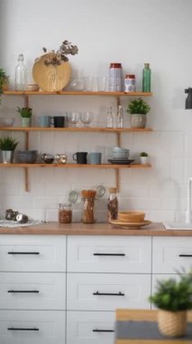 Modern bir mutfağın videosu, kamera kayıyor.