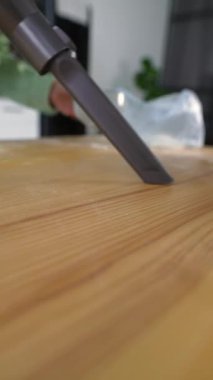 Mutfak masasını fırçasız süpüren kadın.