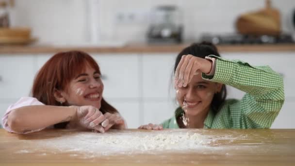 Жінки Грають Борошном Кухні — стокове відео