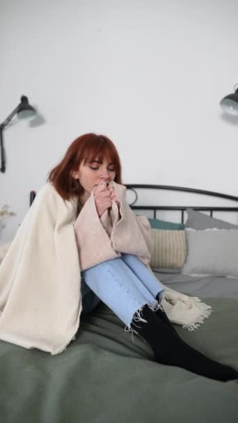 Mujer Enferma Flauta Mujer Resfriada Sentado Cama Dolor Cabeza Virus — Vídeos de Stock