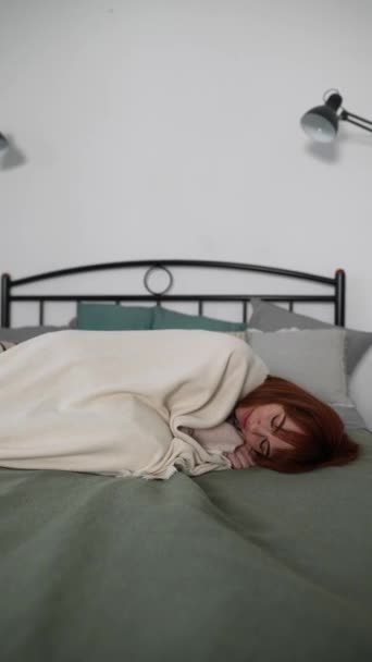 Millet Rahatlayın Rahatlayın Genç Bir Kadın Evinde Uyuyor — Stok video
