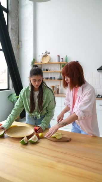 Νεαρές Γυναίκες Κόβουν Εσπεριδοειδή Για Φτιάξουν Φρέσκο Χυμό Στην Κουζίνα — Αρχείο Βίντεο