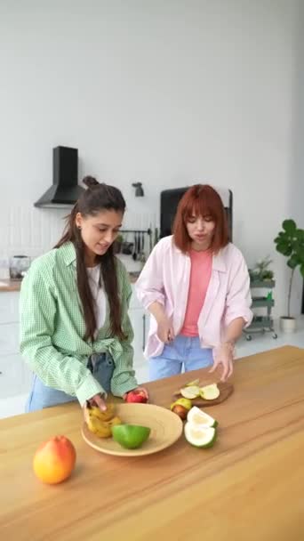 Mladé Ženy Řezání Citrusových Plodů Aby Čerstvé Šťávy Kuchyni — Stock video