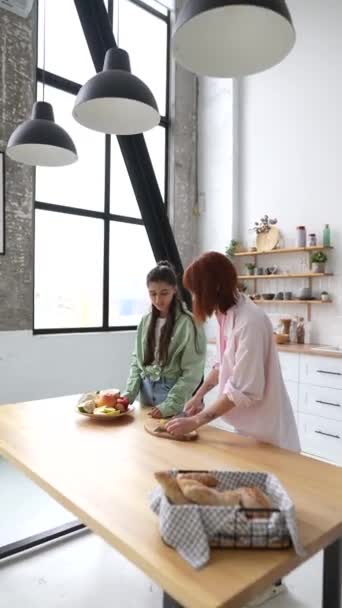 Unga Kvinnor Skär Citrusfrukter För Att Göra Färsk Juice Köket — Stockvideo