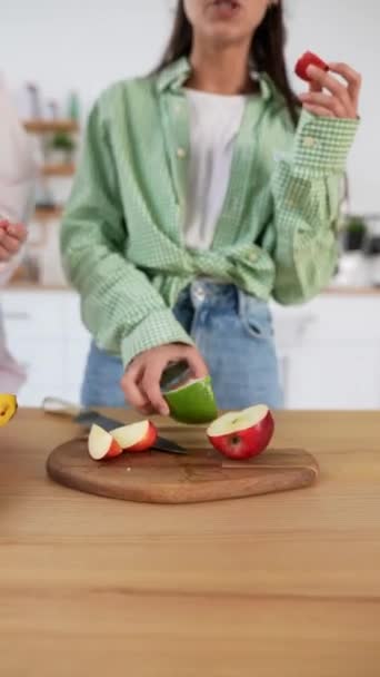 Genç Kadınlar Mutfakta Taze Meyve Suyu Yapmak Için Narenciye Kesiyorlar — Stok video