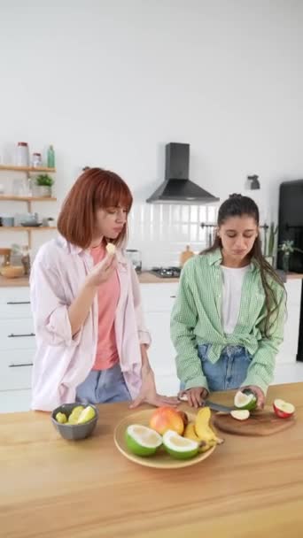 Femeile Tinere Taie Fructe Citrice Pentru Face Suc Proaspăt Bucătărie — Videoclip de stoc