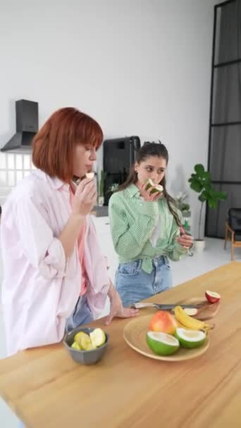 Genç Kadınlar Mutfakta Taze Meyve Suyu Yapmak Için Narenciye Kesiyorlar — Stok video