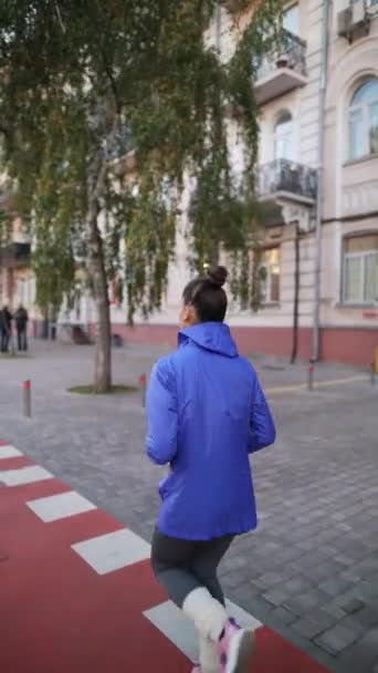 Вид Сзади Взрослую Женщину Бегущую Улице Осенний День — стоковое видео