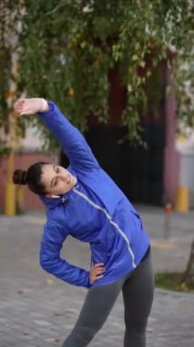 Spor salonundaki kadın antrenmandan önce ısınıyor.