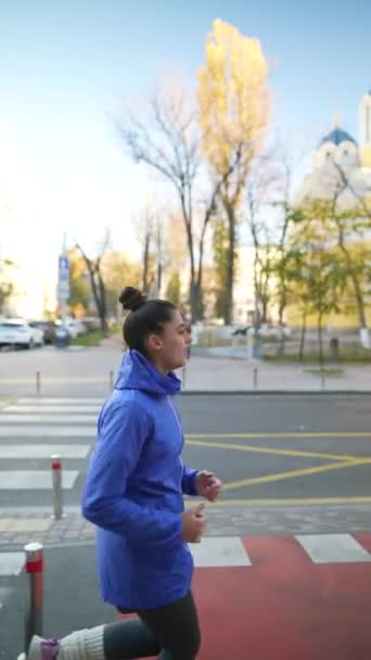 Джоггер Біжить Велосипедній Доріжці Місті Видом Осінь — стокове відео