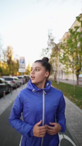 Piękna Dorosła Kobieta Uprawia Jogging Ulicy Miejskiej — Wideo stockowe