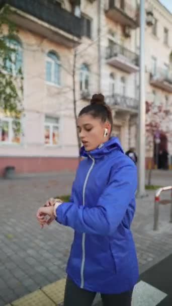 Wanita Menyiapkan Kebugaran Jam Tangan Pintar Untuk Berjalan — Stok Video