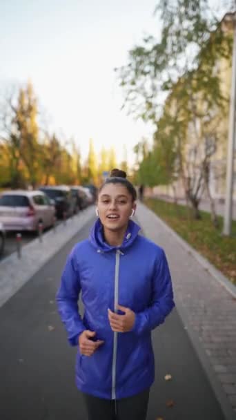 Güzel Bir Kadının Görüntüsü Sonbahar Günü Şehir Caddesinde Koşuyor — Stok video