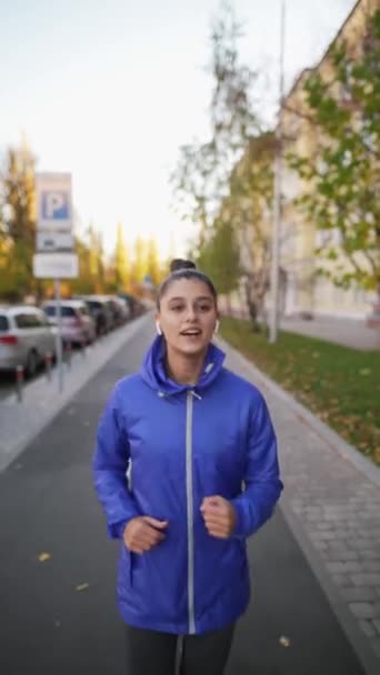 Přední Pohled Krásné Ženy Jogging Venkovní Ulici Města Podzimní Den — Stock video