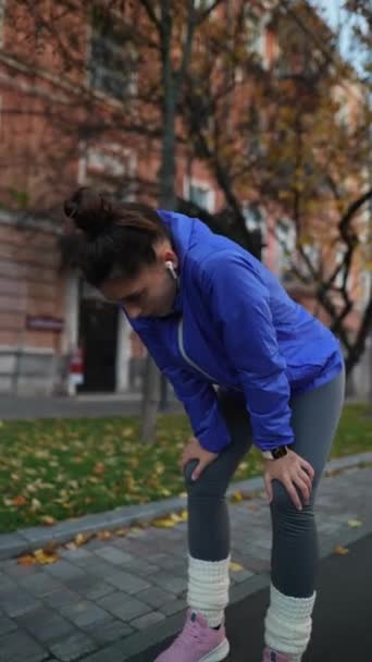 Şehir Caddesinde Koştuktan Sonra Nefes Alan Yorgun Koşucu Kadın Spor — Stok video
