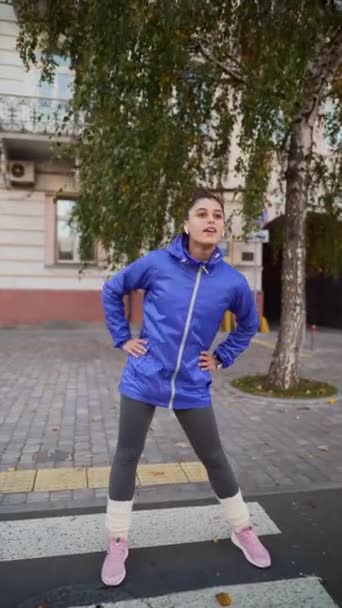 Fitness Kobieta Rozgrzewka Przed Treningiem Świeżym Powietrzu — Wideo stockowe