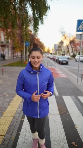 Vista Frontale Bella Donna Jogging All Aperto Sulla Strada Della — Video Stock