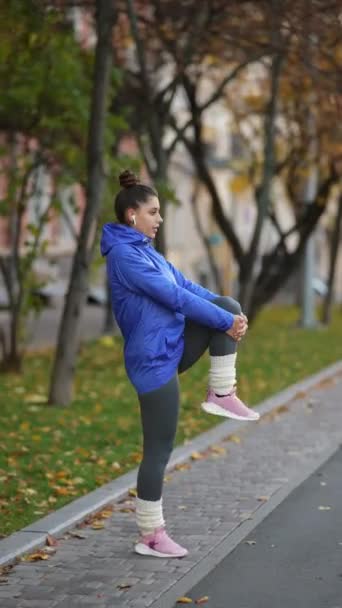Close Aktiv Sport Kvinder Opvarmning Ben Før Jogging – Stock-video