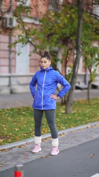 Spor Salonundaki Kadın Antrenmandan Önce Isınıyor — Stok video