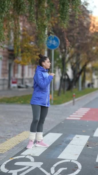 Zbliżenie Aktywnych Kobiet Sportowych Rozgrzewających Nogi Przed Joggingiem — Wideo stockowe