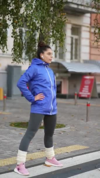 Fitness Kvinna Uppvärmning Innan Träning Utomhus — Stockvideo