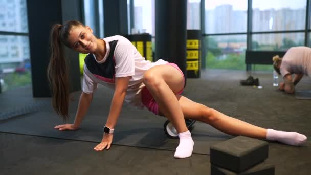 Schöne Junge Kaukasische Sportlerin Benutzt Einen Schaumstoffmassageroller Zum Dehnen Der — Stockvideo