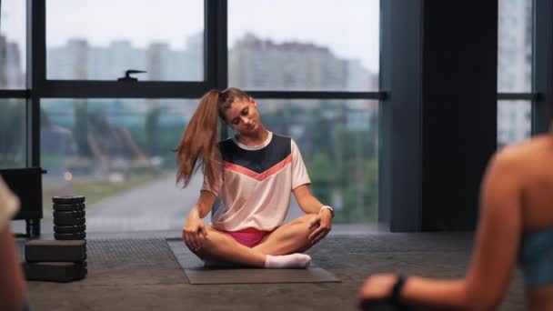 Giovane Donna Attraente Sportiva Praticare Yoga Fare Esercizio Fisico Lavorare — Video Stock