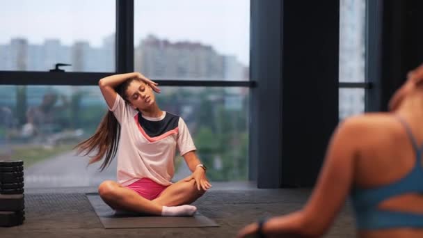 Ung Sporty Attraktiv Kvinde Praktiserer Yoga Laver Motion Udøver Iført – Stock-video