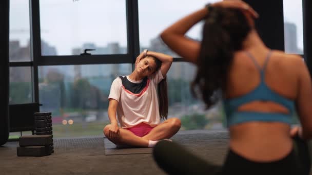Joven Mujer Atractiva Deportista Practicando Yoga Haciendo Ejercicio Ejercitándose Usando — Vídeos de Stock
