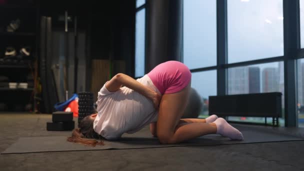 Bir Kadın Spor Salonunda Çalışmak Için Diz Çöker — Stok video