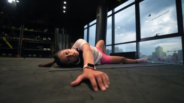 Kvinna Utför Motion Tränar Liggande Matta Gymmet — Stockvideo