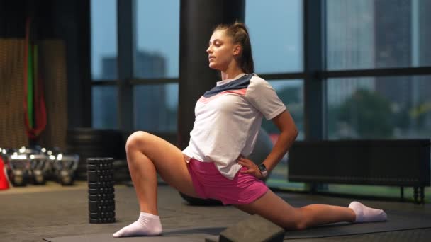 Kvinna Aktiva Kläder Gör Stretching Motion Gymmet — Stockvideo