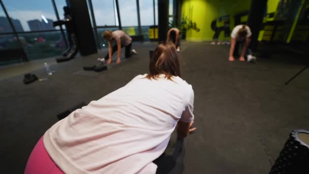 Vrouw Activewear Doet Stretching Oefening Sportschool — Stockvideo