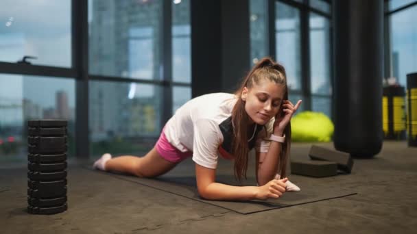 Жінка Активному Одязі Робить Вправи Тренажерному Залі — стокове відео