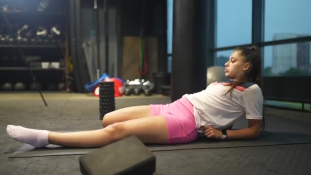 Seorang Wanita Muda Berbaring Belakang Melakukan Latihan Gym — Stok Video