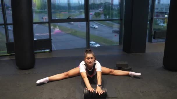 Kvinna Aktiva Kläder Gör Stretching Motion Gymmet — Stockvideo