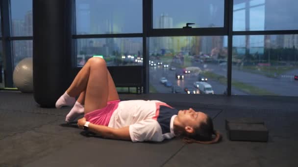 Eine Junge Frau Die Auf Dem Rücken Liegt Macht Übungen — Stockvideo