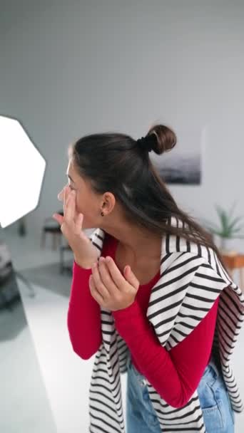 Joyeux Jeune Femme Applique Maquillage Sur Son Visage Devant Miroir — Video